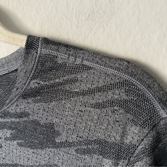 Lululemon Metal Vent Breathe Short Sleeve
Scatter Surface Black / Vapor Small - Picture 4 of 13